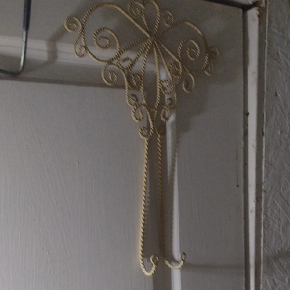 Elegant Gold Wall Hook Decor